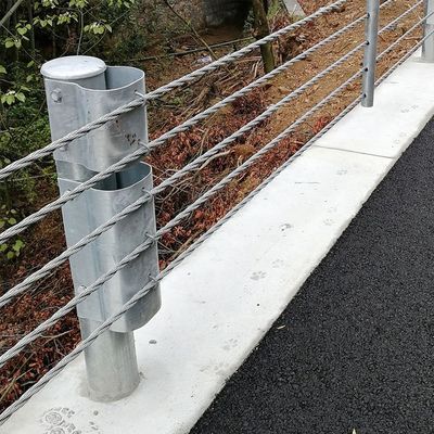 Barriera di sicurezza con filo di ferro Un sistema di ringhiera di protezione flessibile per la protezione dei cavi autostradali