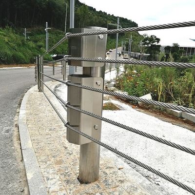 Barriera di sicurezza con filo di ferro Un sistema di ringhiera di protezione flessibile per la protezione dei cavi autostradali