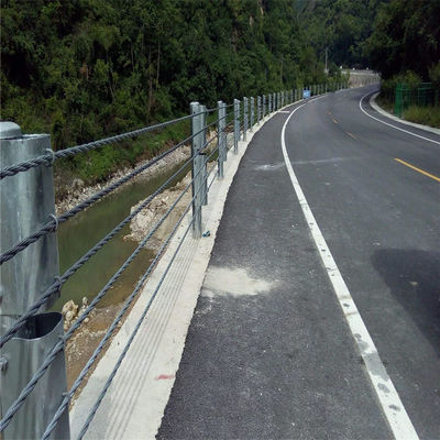 Barriera di sicurezza con filo di ferro Un sistema di ringhiera di protezione flessibile per la protezione dei cavi autostradali
