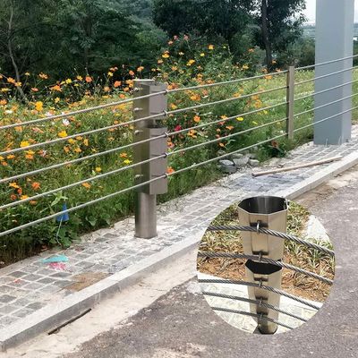Barriera di sicurezza con filo di ferro Un sistema di ringhiera di protezione flessibile per la protezione dei cavi autostradali