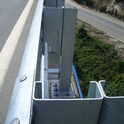 ISO9001 2008 Certificato Hot-Dip Galvanized Corrugated Beam Guardrail per autostrade sicure