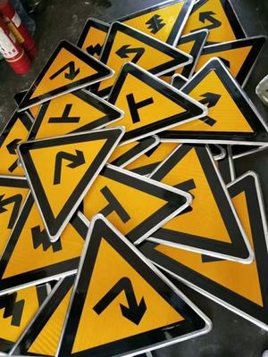 Avvertenze di sicurezza stradale di alta visibilità, cartelloni e pali di 50 cm di altezza