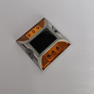 Acqua resistente all'alluminio solare incorporato occhi di gatto Road Stud per segno di coni strada 104 * 123 * 23mm