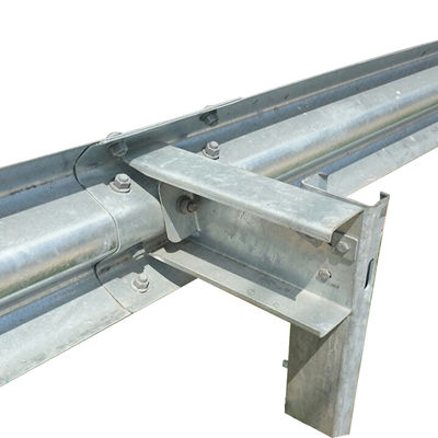 Q235 Q345 Aashto M180 Autostrada caldo galvanizzato a ondulazione guardrail spazzatore
