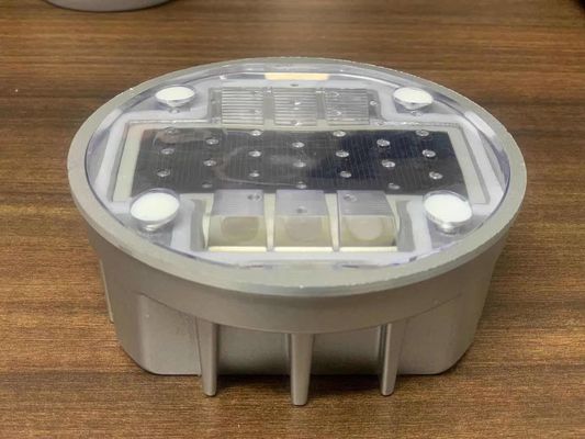 Segnale stradale a cono G105 Bianco LED Solar Road Stud con materiale riflettente incorporato