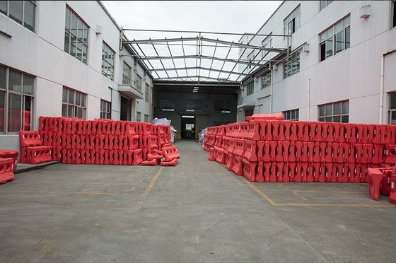 Sito di costruzione Barriera stradale in plastica Barriera riempita d'acqua su misura