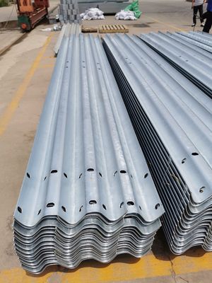 W Barricata di protezione del fascio AASHTO M-180 Standard e 550-600 g/m2 Rivestimento di zinco per la sicurezza stradale