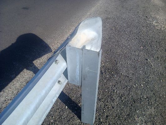 W Barricata di protezione del fascio AASHTO M-180 Standard e 550-600 g/m2 Rivestimento di zinco per la sicurezza stradale