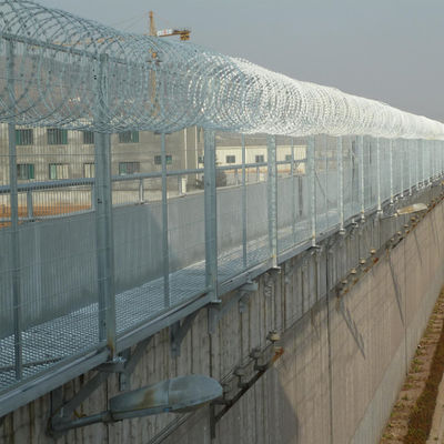 Recinzione di filo spinato galvanizzato e in polvere per la protezione del perimetro esterno