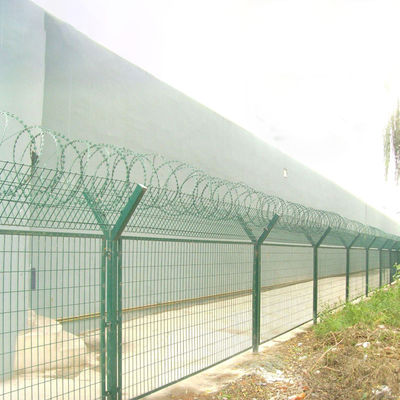 Rollo di recinzione esterna a filo spinato personalizzato con filo e maniglia rivestiti in PVC galvanizzato