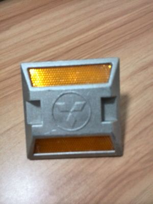 Dimensioni personalizzate di alluminio fuso per la strada con occhio di gatto riflettente con altezza di 50 cm