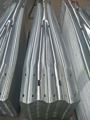 Protezione autostradale Q235 Q345 Galvanizzato a caldo laminato a freddo Dimensione del corrimano di protezione in acciaio