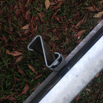 Corrimano di sicurezza per autostrade AASHTO M-180 Posture a forma di Z con materiale in acciaio inossidabile resistente