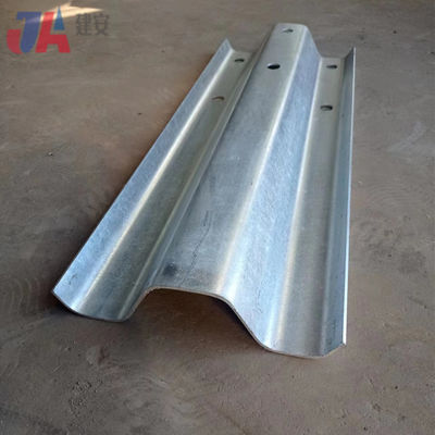 Sicurezza all'aperto Q235 Q345 Galvanizzato Aashto M180 W Righe di protezione per autostrade in vendita