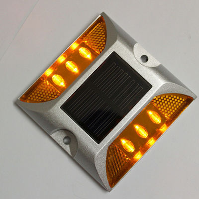 Segnale di avvertimento marchio di strada rosso LED Solar Cat Eye Road Stud per una maggiore sicurezza