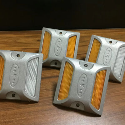 Dimensioni personalizzate Stud stradale in alluminio occhio di gatto Stud stradale riflettente per la sicurezza stradale