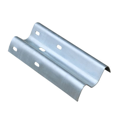 Q235 Cornice di sicurezza per autostrade in acciaio a colori personalizzati a traccia W per la protezione della sicurezza esterna