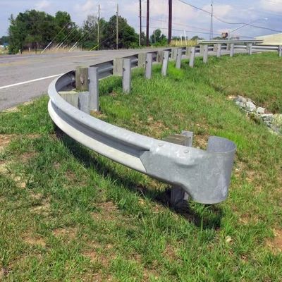 Sicurezza del traffico autostradale su misura W Beam Steel Guardrail Hot Dip Galvanized Q235 Q345