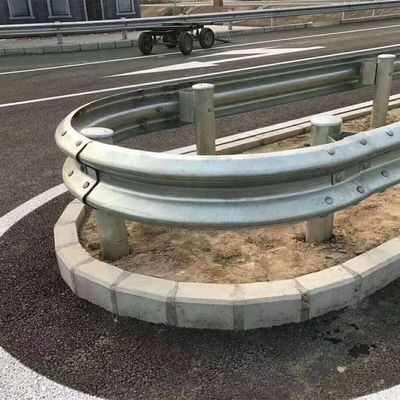 Sicurezza del traffico autostradale su misura W Beam Steel Guardrail Hot Dip Galvanized Q235 Q345