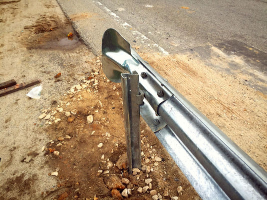 Ezy-Guard Smart Highway Guardrail Post Standard AASHTO M-180 per la sicurezza all'aperto