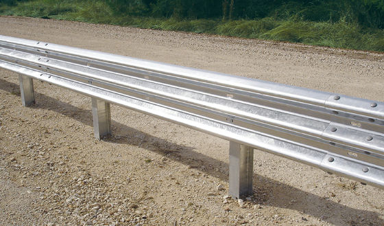 Ferrovie di protezione metallica personalizzate a caldo e a freddo per barriere di sicurezza stradale su autostrade