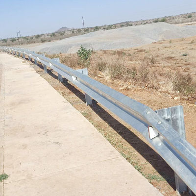 Standard AASHTO M-180 Shandong Steel W Beam Traffic Barrier con finitura rivestita in polvere