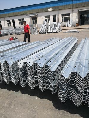 Protezione galvanizzata per la sicurezza stradale con materiale galvanizzato a caldo e laminato a freddo Q235 Q345