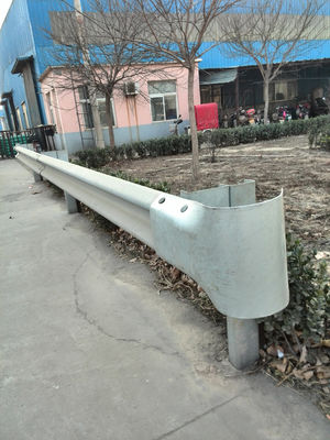 Guardia della barriera di sicurezza Ferrovia W-beam Finale del naso del toro Autostrada Guardia della barriera rotonda Finale del terminale Barriera del traffico