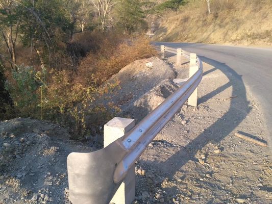 W Beam Highway Guardrail Steel Fishtail End per la protezione stradale in dimensioni personalizzate