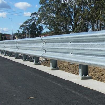 Q235 Q345 Cornici di protezione per autostrade galvanizzate a caldo, corrugate, a trazione W, fabbricate da Certified