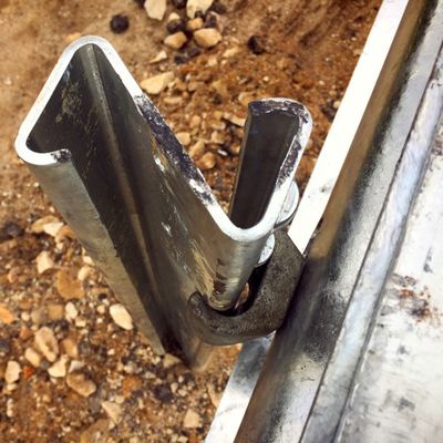 Alta resistenza in forma di Z Autostrada barricate di protezione con finitura rivestita in polvere galvanizzata