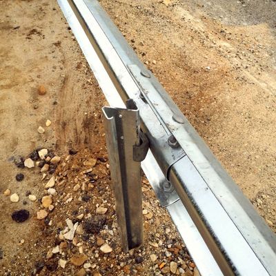 Alta resistenza in forma di Z Autostrada barricate di protezione con finitura rivestita in polvere galvanizzata