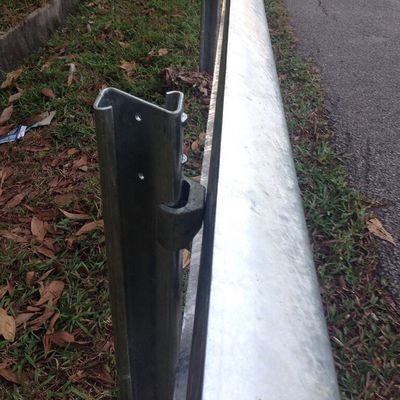 Alta resistenza in forma di Z Autostrada barricate di protezione con finitura rivestita in polvere galvanizzata