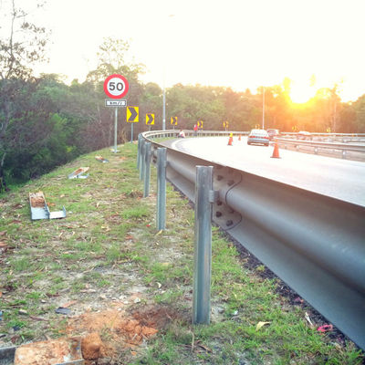 Alta resistenza in forma di Z Autostrada barricate di protezione con finitura rivestita in polvere galvanizzata