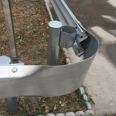 Sicurezza del traffico laminato a caldo Cornice di protezione stradale metallica Usata fine tampone per la sicurezza stradale