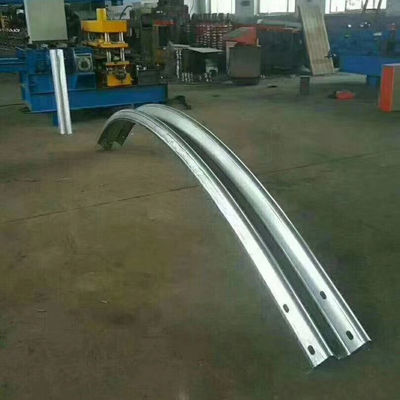 Barriere antincorrosive a traccia W con sicurezza stradale e curvatura curva