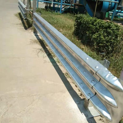 Barriera di blocco per la sicurezza del traffico su autostrade con travi galvanizzate a caldo