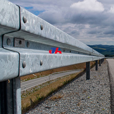 Barricata di protezione con trave W rivestita in polvere per la sicurezza esterna su autostrade e strade