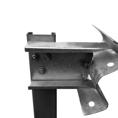 Barricata stradale in acciaio galvanizzato standard AASHTO M-180 con blocco di spaziatore trapezoide utilizzato per la sicurezza del traffico