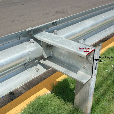 Barricata stradale in acciaio galvanizzato standard AASHTO M-180 con blocco di spaziatore trapezoide utilizzato per la sicurezza del traffico