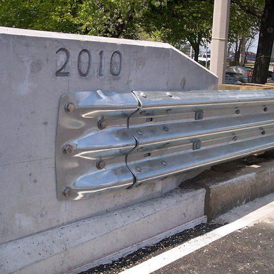 Cornice di protezione per autostrade ondulata rivestita di zinco a colori personalizzati con ponte terminale per autostrada