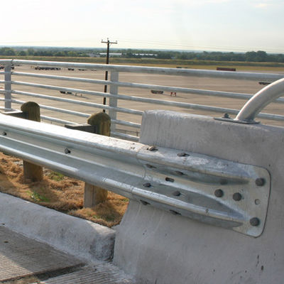 Cornice di protezione per autostrade ondulata rivestita di zinco a colori personalizzati con ponte terminale per autostrada
