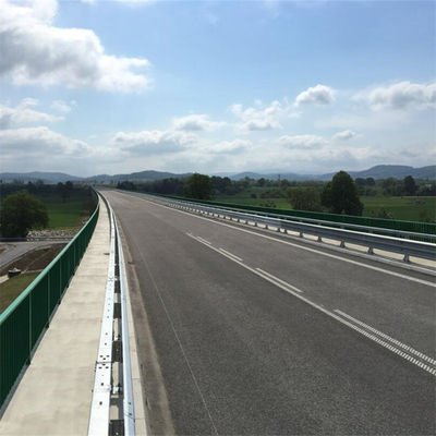 Colore personalizzato Q235 Q345 Ferro Autostrada Guardia Righe U Tipo Ferro Recinzione Post per l'Africa
