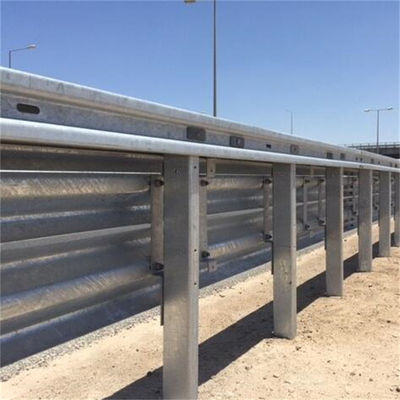 Galvanizzato a caldo laminato a freddo Lunghezza 4130 mm Fermato a sponda occidentale Autostrada Corrimano di protezione Traffico Barriera di incidente Standard AASHTO M-180