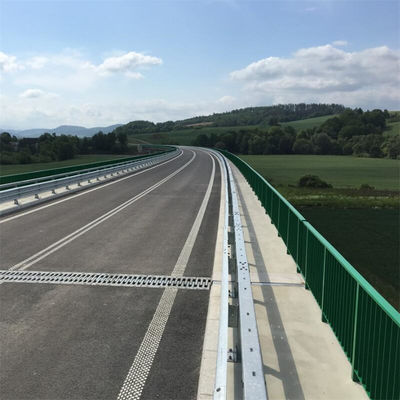 Righe di sicurezza per autostrade in acciaio a tre onde con standard AASHTO M-180 e sicurezza all'aperto
