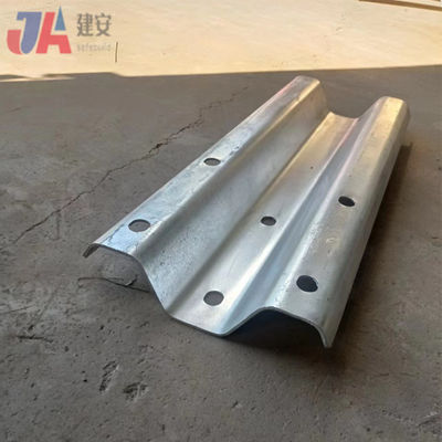 Tecnologia laminata a freddo galvanizzata a caldo S235jr S345jr Righe di protezione per autostrade in acciaio galvanizzato