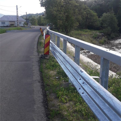 Barricata per autostrade in acciaio a tre onde con dimensioni personalizzate e tecnologia galvanizzata a caldo