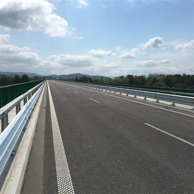 550-600 g/m2 Rivestimento in zinco Q235 Q345 Colonne di corrimano in acciaio per il sistema di corrimano per autostrade