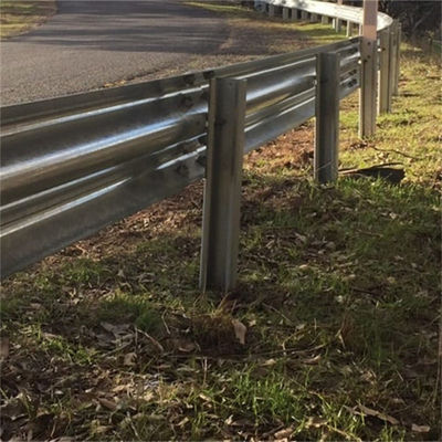 Q345 Strip Steel Powder Coated 3W Thrie Beam Highway Guardrail per lo standard AASHTO M-180