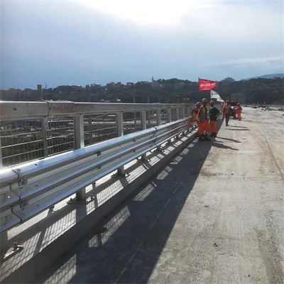 Rivestimento di zinco personalizzato Thrie Beam Highway Guardrail con e caratteristiche di sicurezza migliorate